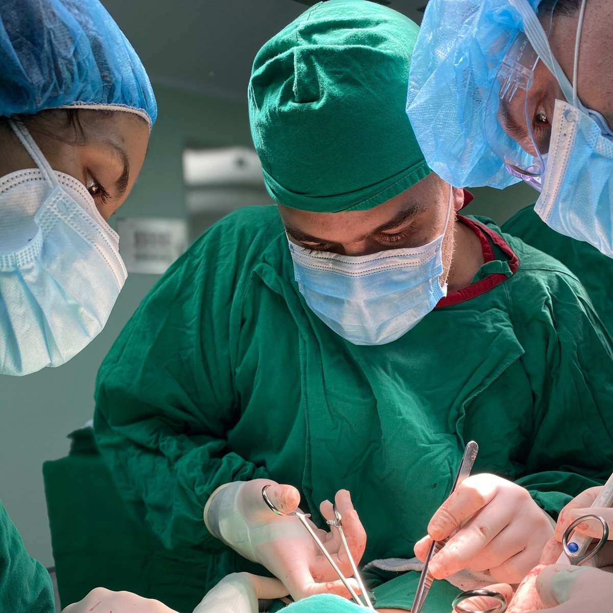 Dr. Álvaro Apéstegui, cirujano especialista en hernias de pared abdominal, Costa Rica