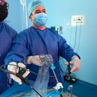 Dr. Álvaro Apéstegui realizando cirugía laparoscópica
