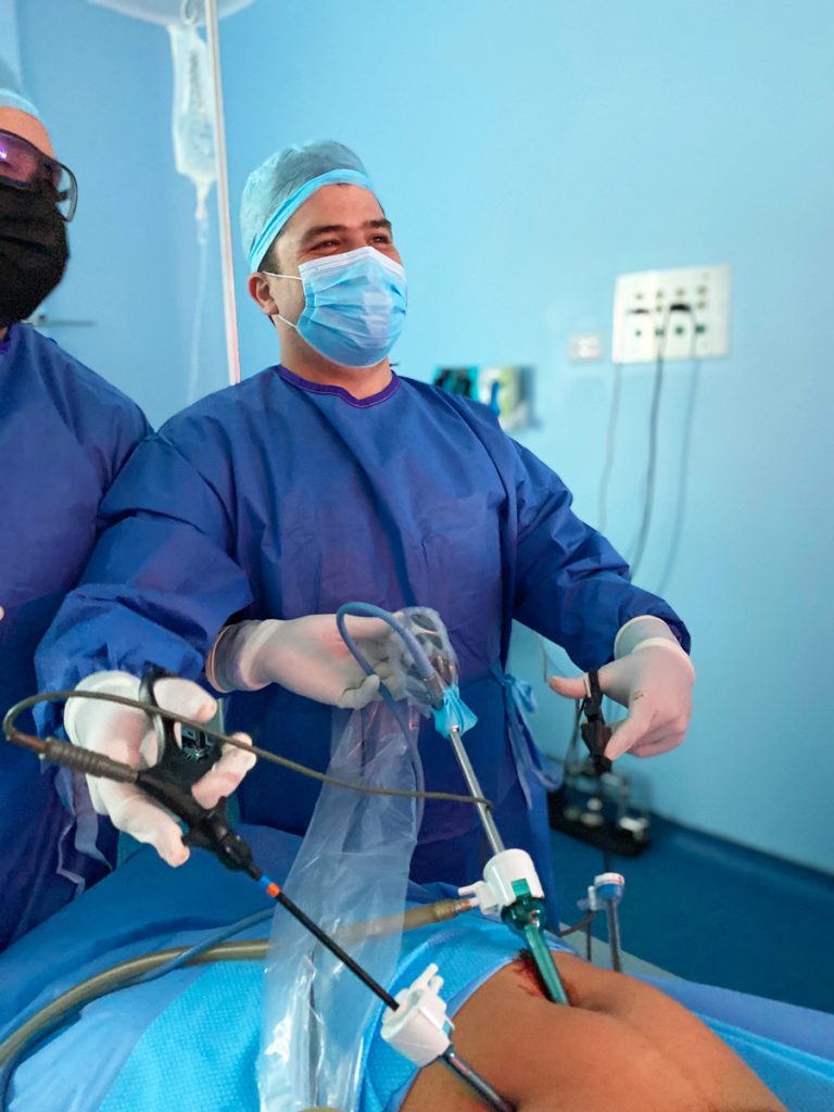 Dr. Álvaro Apéstegui realizando cirugía laparoscópica