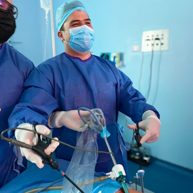 Dr. Álvaro Apéstegui realizando cirugía laparoscópica