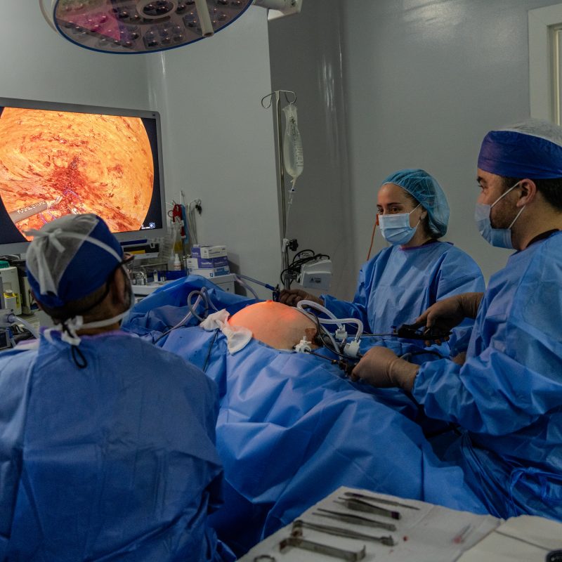 Dr. Álvaro Apéstegui, cirujano especialista en hernias de pared abdominal, Costa Rica