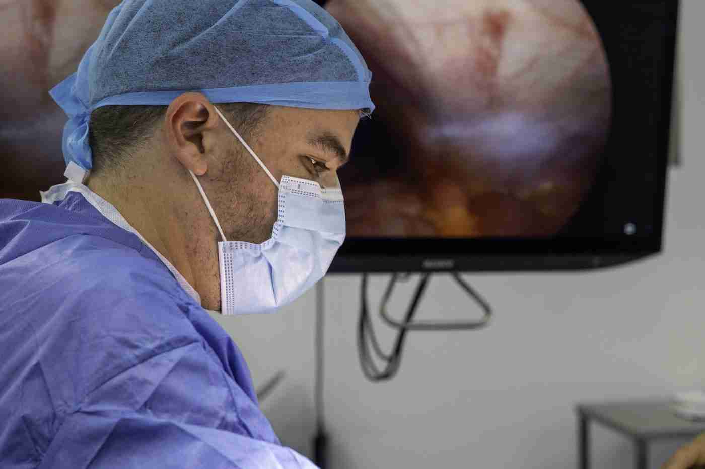 Dr. Álvaro Apéstegui Gurdián realizando cirugía endoscópica de pared abdominal en Costa Rica